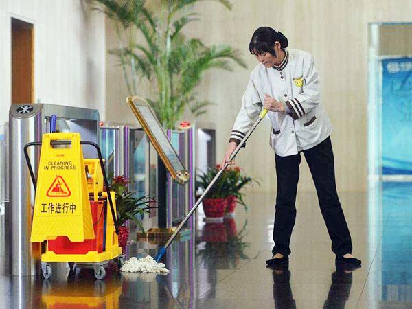 為什么現(xiàn)在很多企業(yè)保潔選擇托管，而不是自招呢？