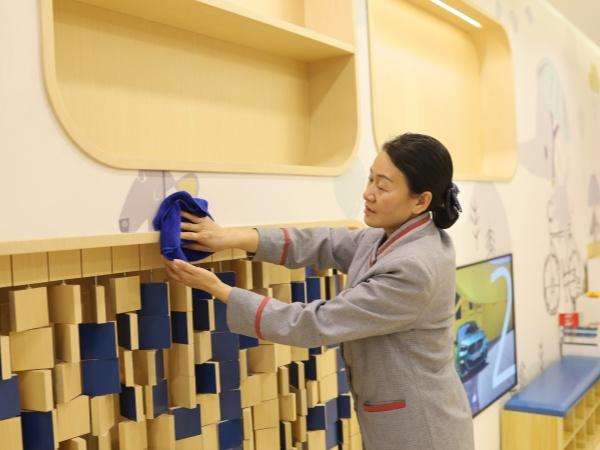 為什么現(xiàn)在學(xué)校都把清潔工作都外包了？